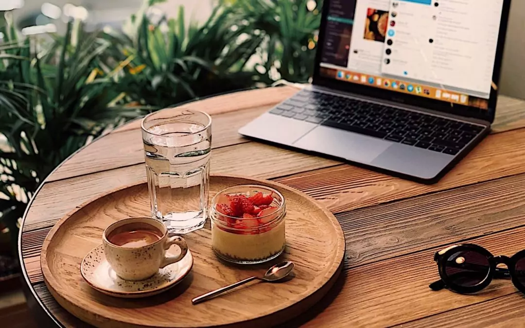 Computer-mit-Holzbrett